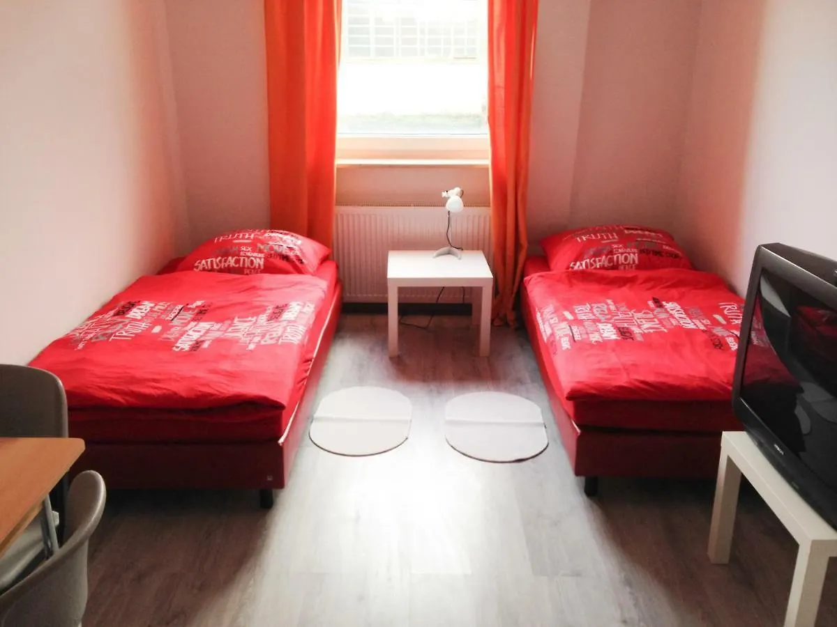 Monteur Apartments Sunshine location